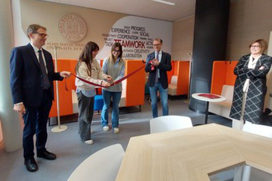 Una nuova idea di aula studio collaborativa: inaugurata la prima Sala Teamworking dell'Alma Mater Una nuova idea di aula studio collaborativa: inaugurata la prima Sala Teamworking dell'Alma Mater